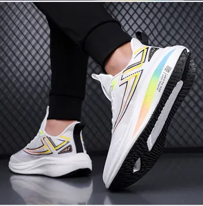 Dettaglio scarpa da corsa bianca in mesh leggero con strisce colorate e suola antiscivolo