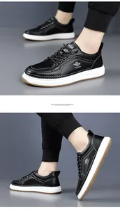 Dettaglio delle scarpe casual nere da uomo in ecopelle con logo fashion e lacci