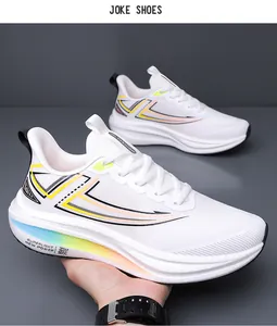 Dettaglio della tomaia in mesh traspirante e suola arcobaleno su scarpe bianche