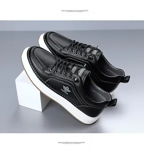 Dettaglio macro di sneaker da uomo in pelle nera con suola bianca e logo fashion