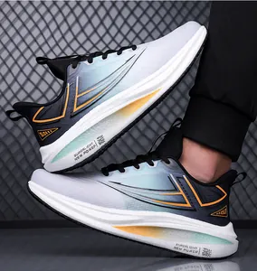 Dettaglio scarpa da corsa leggera e traspirante con trama sfumata bianca e blu