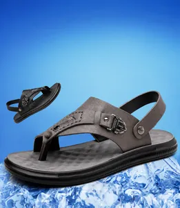 Detaillierte Nahaufnahme von rutschfesten Herren-Zehentrenner-Sandalen mit weicher Sohle