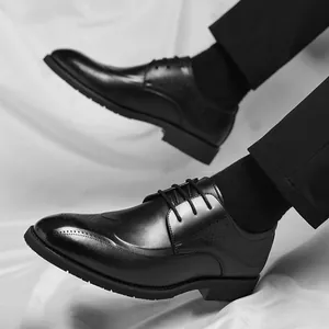 Men's black patent leather Brogue shoes with wingtip carving and crocodile pattern