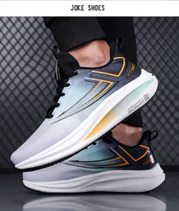 Vista laterale dinamica di scarpe da corsa in maglia con sfumatura blu-grigio e linee arancioni