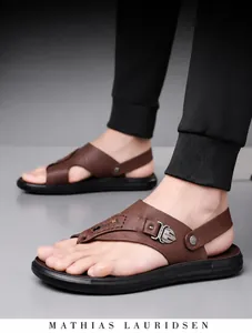 Nahaufnahme brauner Herren-Ledersandalen mit verstellbarem Fersenriemen und weicher Sohle.