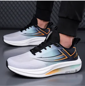Dettaglio scarpa da corsa traspirante con linee arancioni e suola ammortizzata morbida