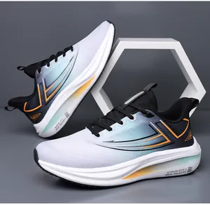 Dettaglio della tomaia in mesh traspirante e design sfumato di queste scarpe da corsa sportive