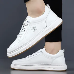 Sneakers casual bianche da uomo con stampa fashion e suole spesse in gomma in posa dinamica