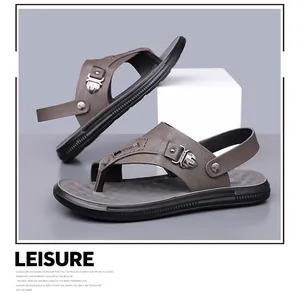 Detaillierte Nahaufnahme brauner Herren-Flip-Flop-Sandalen mit rutschfester, dicker Sohle