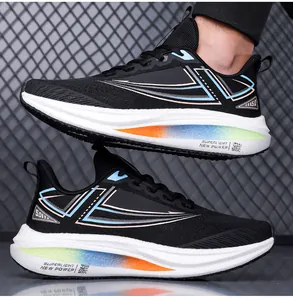 Dettaglio scarpe da corsa nere con suola antiscivolo sfumata dai colori vivaci
