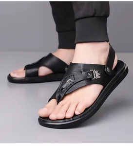 Detailansicht der schwarzen Leder-Herrensandalen mit praktischem Fersenriemen