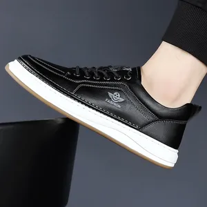 Sneaker casual da uomo in pelle nera con cuciture bianche e suola in gomma naturale