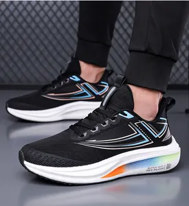 Dettaglio scarpe da corsa in mesh nero traspirante con suola in schiuma sfumata colorata