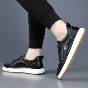 Sneaker casual da uomo in pelle nera con suola platform bianca e gomma marrone