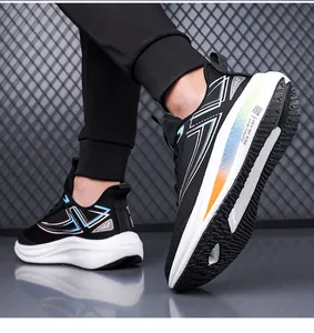 Dettaglio della tomaia in mesh traspirante e suola ultraleggera su scarpe da corsa nere