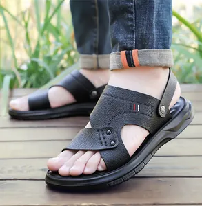 Dettaglio di sandali neri da uomo in pelle martellata con suola antiscivolo