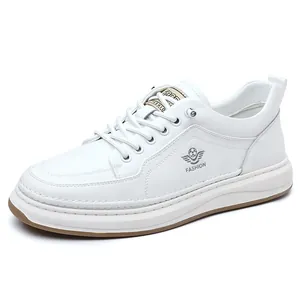 Sneaker casual in pelle total white da uomo con suola spessa e design stringato