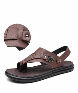 Detailaufnahme der braunen Herren-Sandalen mit weichem Fußbett und Kunstlederstruktur