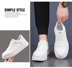 Dettaglio di sneaker bianche in pelle traspirante con suole spesse e logo sportivo