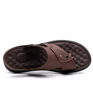 Detailansicht brauner Herrensandalen mit strukturiertem Massagefußbett und Futter