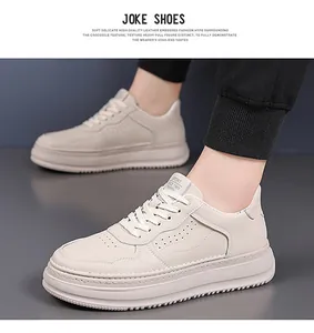 Dettaglio sneaker uomo con trama a coccodrillo e punta perforata color beige chiaro