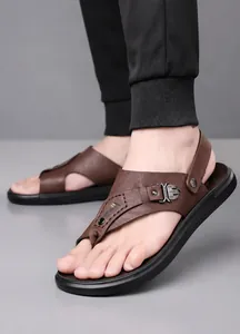 Nahaufnahme von braunen Herren-Leder-Flip-Flops mit weicher rutschfester Sohle an den Füßen
