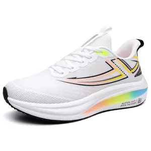 Scarpe da corsa bianche in maglia traspirante con suola sfumata arcobaleno e leggere