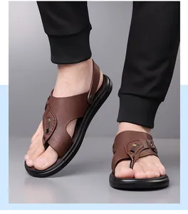 Detailaufnahme der braunen Herren-Sandalen mit verstellbarem Fersenriemen und weicher Sohle