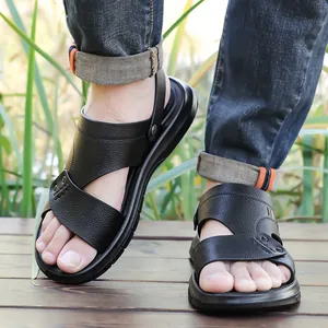 Sandali da uomo in pelle nera con suole antiscivolo e cinturino regolabile sul retro
