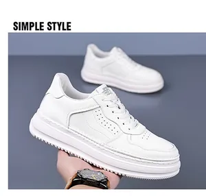 Dettaglio di sneaker bianca con zeppa con trafori traspiranti e suola spessa design
