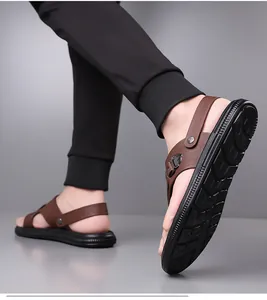 Detailansicht von braunen Herren-Strandsandalen mit rutschfester Sohle aus der Rückansicht