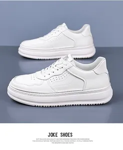 Dettaglio di sneakers bianche platform con trafori traspiranti e suola antiscivolo