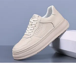 Vista macro di scarpe da ginnastica beige con pelle traspirante e suola spessa