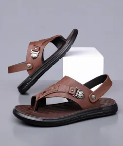Detailansicht brauner Herren-Sommersandalen mit Metallschnalle und weicher Sohle