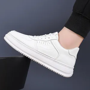 Sneakers basse in pelle bianca con suole spesse e fori traspiranti laterali da uomo
