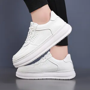 Sneakers casual da uomo bianche con suola spessa e design in pelle traspirante