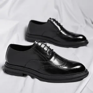 Κλασικά μαύρα ανδρικά παπούτσια Brogue με κομψή δερμάτινη σκάλισμα και χοντρή σόλα