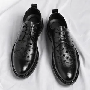 Zapatos derby de cuero negro para hombre con detalles perforados y cierre de cordones