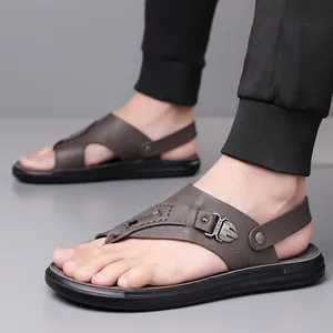 Herren Leder-Flip-Flops in Braun mit verstellbarem Riemen und rutschfester Sohle