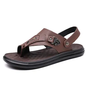 Braune Herren-Strandsandalen mit verstellbarem Fersenriemen und weicher schwarzer Sohle.