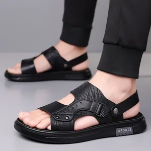 Sandali sportivi neri da uomo con suola spessa e texture in pelle, vista a 45 gradi