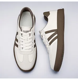 Bovenaanzicht van retro herensneakers in beige leer met bruine strepen en rubberen zool