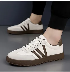 Zijaanzicht van heren retro sneakers in wit en bruin met een gomzool en vetersluiting