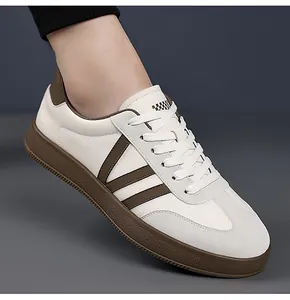 Detailweergave van herensneakers in beige leer met bruine V-vormige strepen