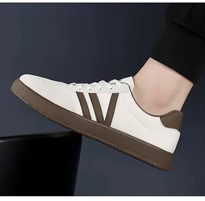 Detailweergave van witte herensneakers met bruine accenten en antislip rubberen zolen