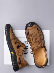 Dettaglio dei sandali in pelle marrone con fori traspiranti e cinturini in velcro