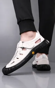 Dettaglio di sandali business in pelle bianca con intagli e cinturino in velcro regolabile