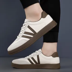 Casual heren sneakers in beige met bruine V-strepen en dikke rubberen zolen