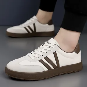 Witte herensneakers met bruine strepen en rubberen zolen voor een zomerse stijl