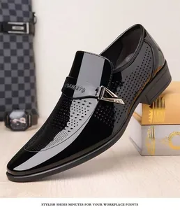 Détails de chaussures business en cuir noir avec perforations et boucle métallique élégante